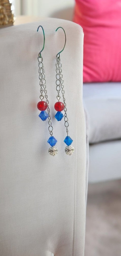 Boucles d'Oreilles Argentées Pendantes avec Perle Rouge et Bleue