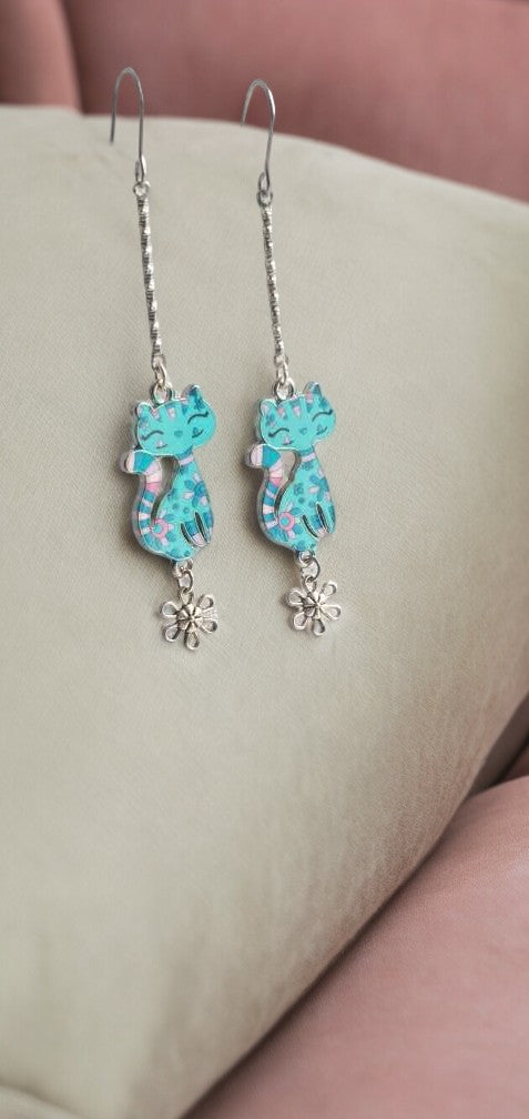 Boucles d'Oreilles Argentées avec Chat Bleu et Fleur Argentée