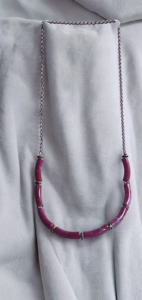 Collier avec Perles Tube Incurvé Marbré Prune et Chaîne Mauve